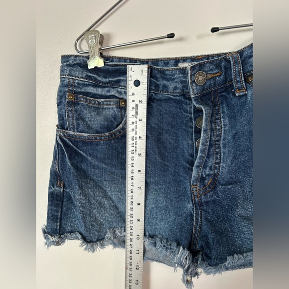 Women's FREE PEOPLE Jean Shorts Size W 27 Distressed Details - Picture 4 of 7
